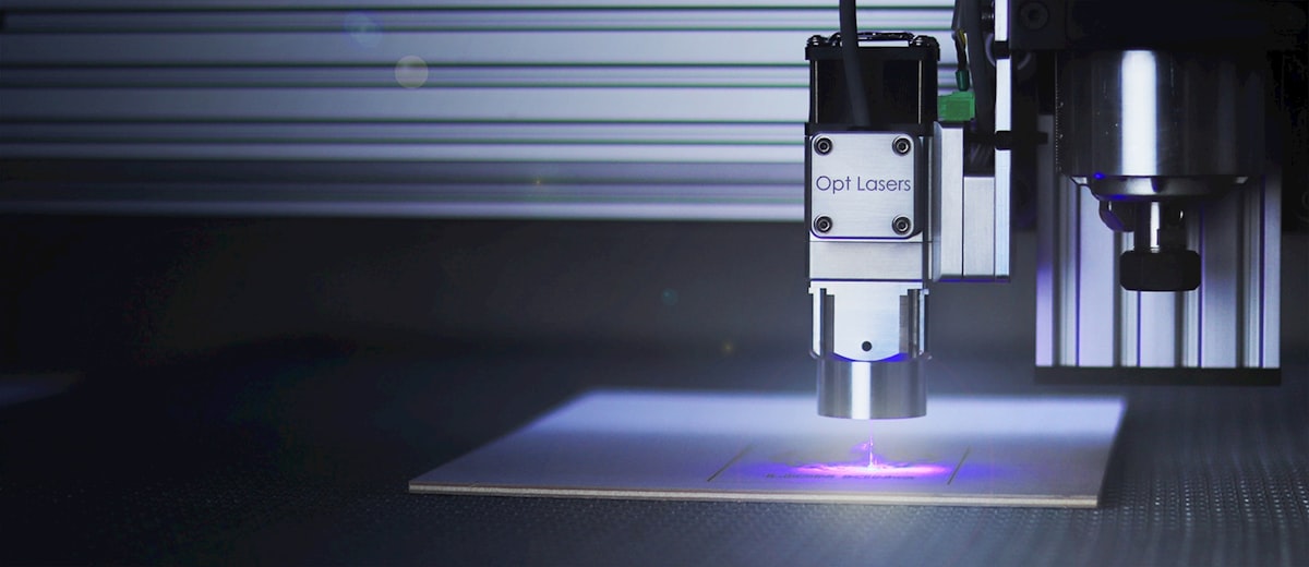 Máquina de grabado láser trabajando